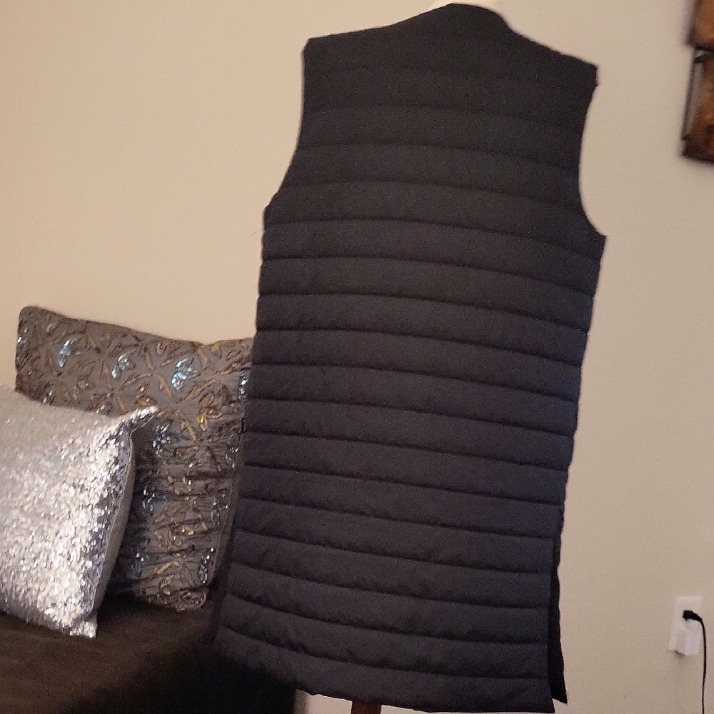Black Quilted Sleeveless Vest - Picture 5 of 8
